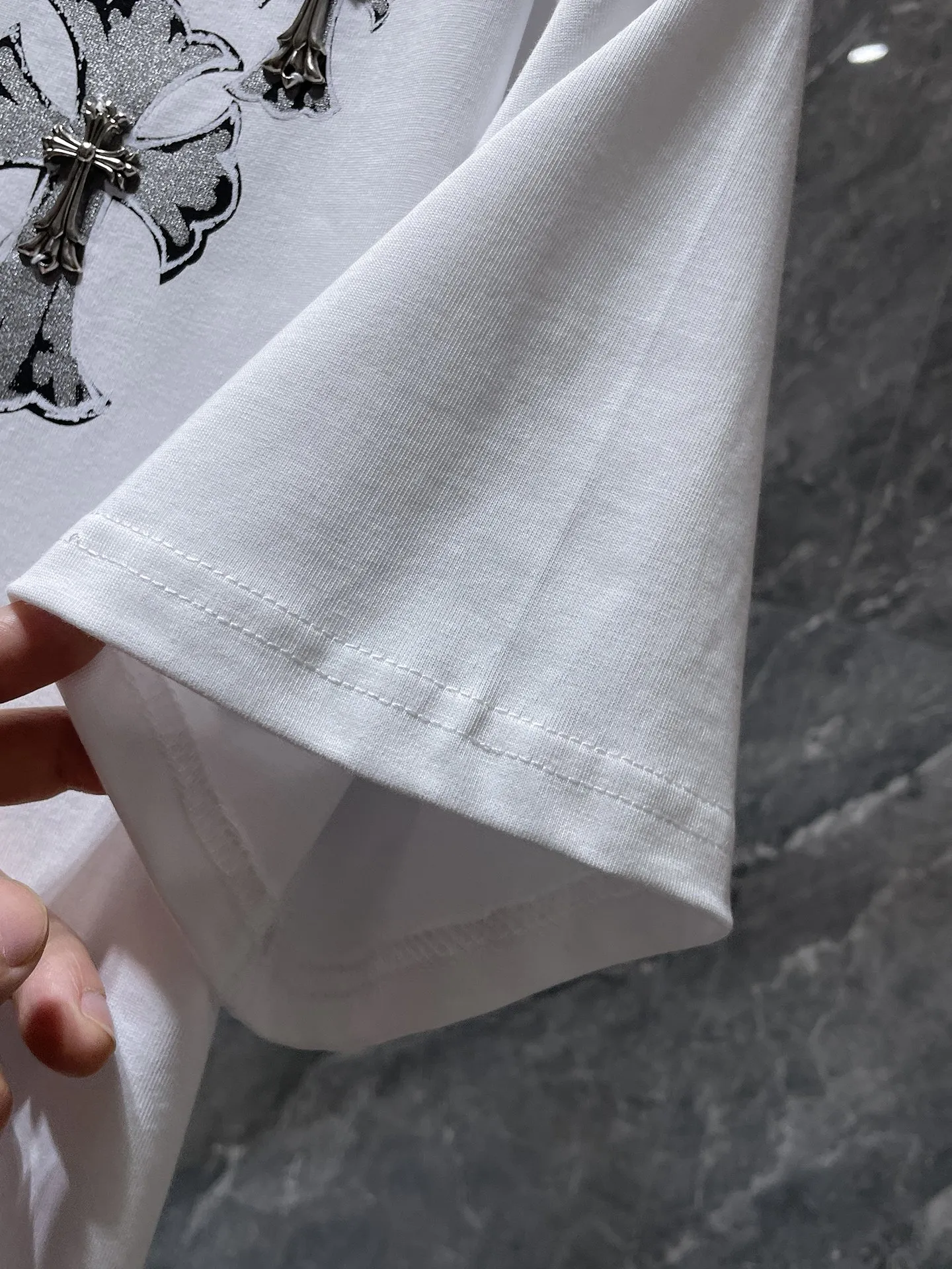 P146 New Chrome Hearts 25ss for summer. High-weight, environmentally friendly and high-quality top-grade fabric. 260g~270g. Chrome overlapping iron cross Sanskrit short sleeves. Counter synchronization. Re-engraved version 1:1. Recommended colors: white, black. Size: S, M, L, XL.